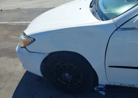 2004 Toyota Camry Le z USA, uszkodzony, nr VIN 4T1BE32K24U372654